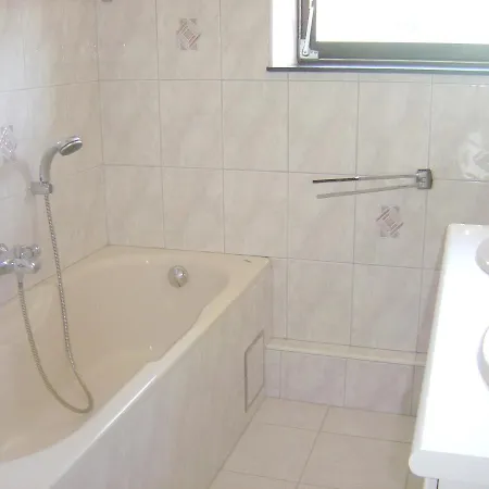 5 Bedrooms House With Lake View Furnished Garden And Wifi At Сasa de vacaciones *