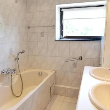 5 Bedrooms House With Lake View Furnished Garden And Wifi At Сasa de vacaciones